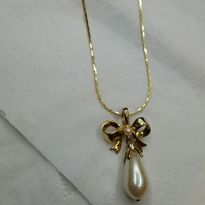 Vintage PEP: Golden Necklace with Pearl